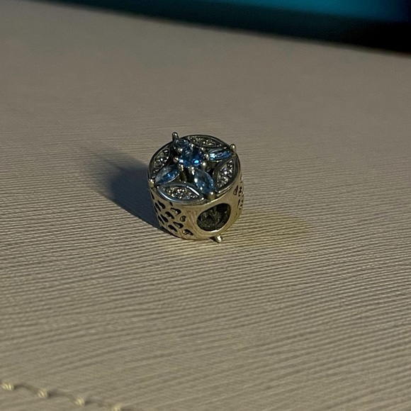 Sterling silver regal styled charm - Picture 1 of 2